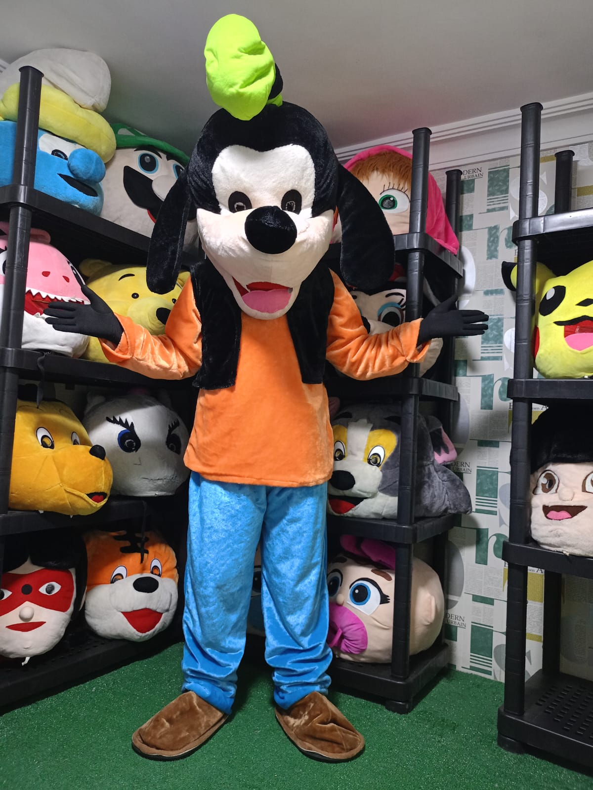 كلب ميكي (طاقيته خضراء)